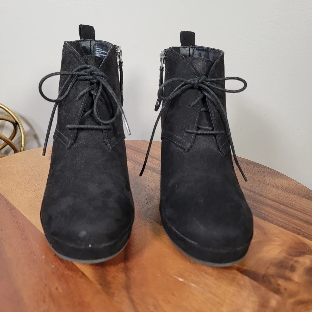 DV Dolce Vita Black Wedge Ankle Boots Women's Size 8 Faux Suede Lace Up Comfy